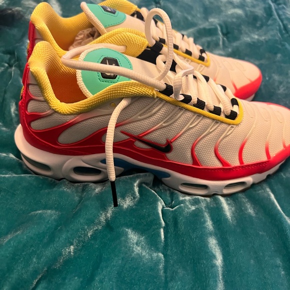 Woman’s' NIKE AIR MAX 🎁size 8 BEAUTIFUL & Bright NEVER WORN. Great GIFT 🎁 - Picture 6 of 9